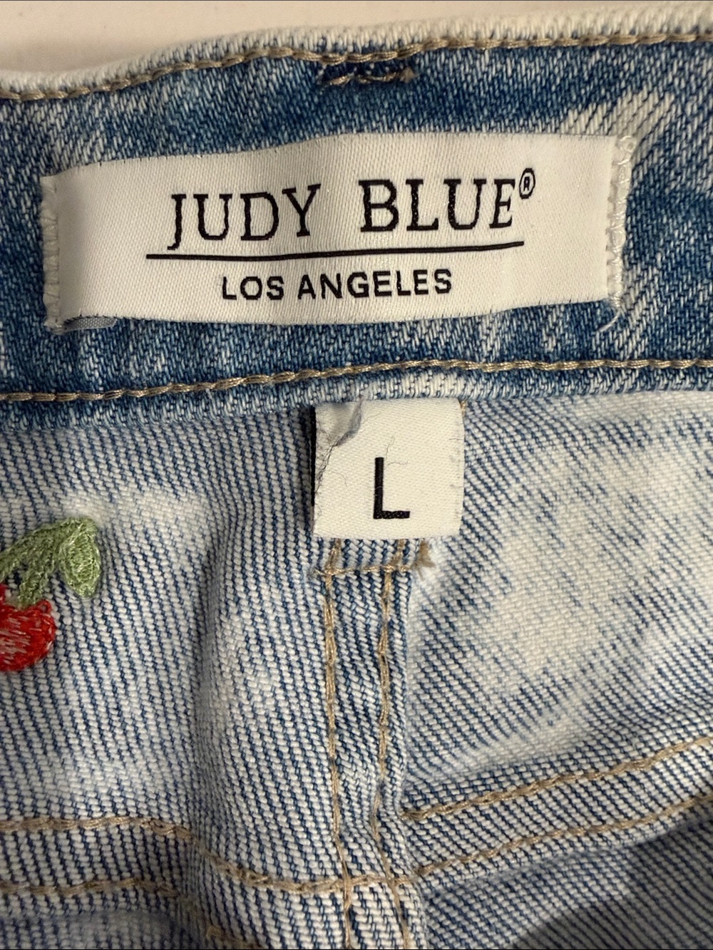 Judy Blue Cherry Embroidered Distressed Denim Shorts Light Wash Size Large - Picture 5 of 7
